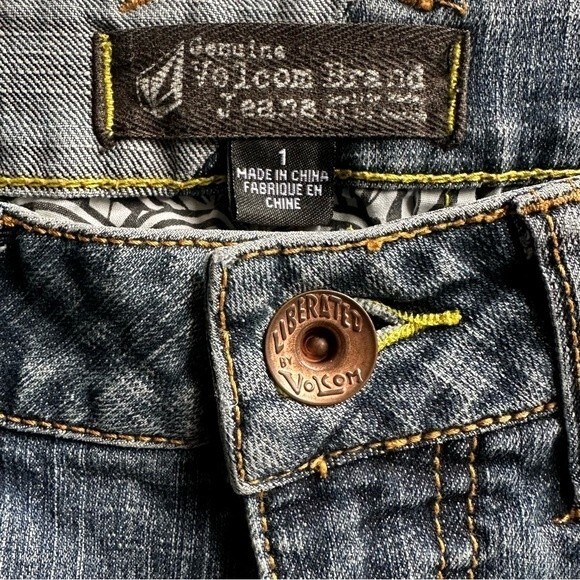 Volcom Boyfriend Cut Factory Distressed Medium Wash Denim Jeans Shorts Size 1 - Picture 4 of 4